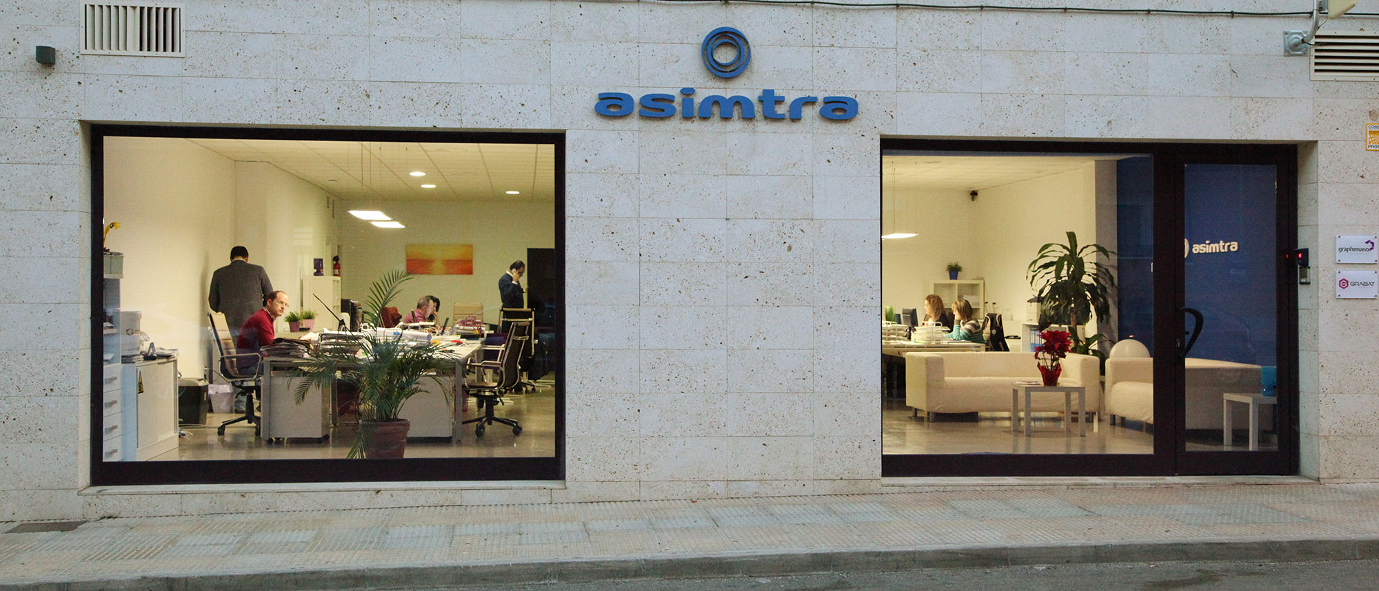 Oficina de Asimtra en Yecla (Murcia) con el equipo